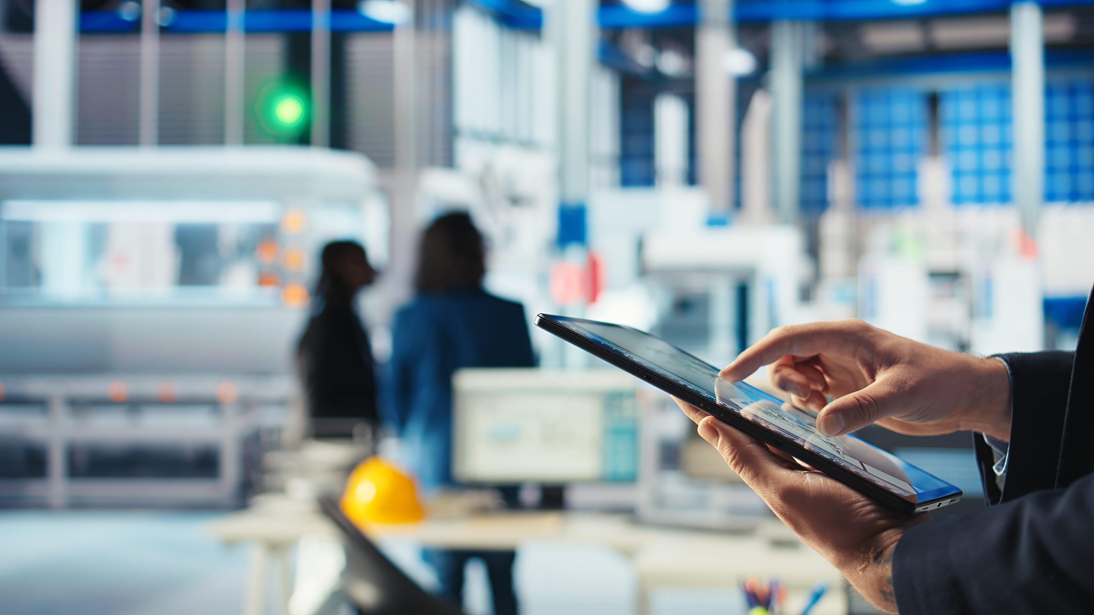 Profissional realizando inspeção digital com tablet no e-Seg